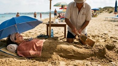 donna che fa sabbiature in spiaggia, aiutata dal marito