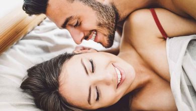 un ragazzo e una ragazza a letto insieme