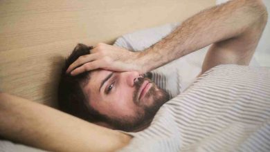 un uomo si sveglia al mattino con il mal di testa