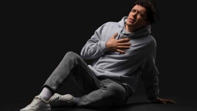 un ragazzo si accascia e mette la mano sul cuore