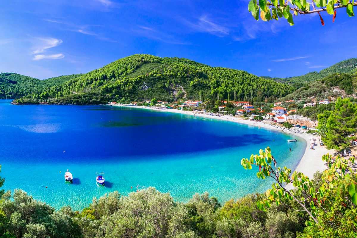 scorcio di mare e spiaggia di skopelos isola grecia dove è stato girato il musical mamma mia