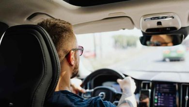 uomo in macchina da solo mentre è alla guida