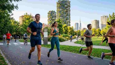 un gruppo di persone corrono a Milano nel parco dei libri