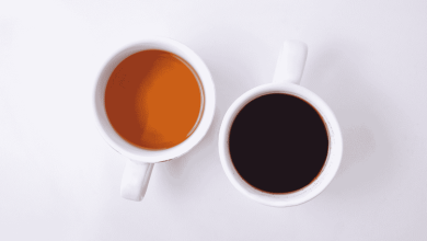 una tazza di tè e una tazza di caffè