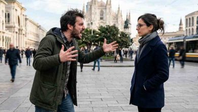 uomo che urla e agita le mani di fronte a una donna che rimane del tutto impassibile