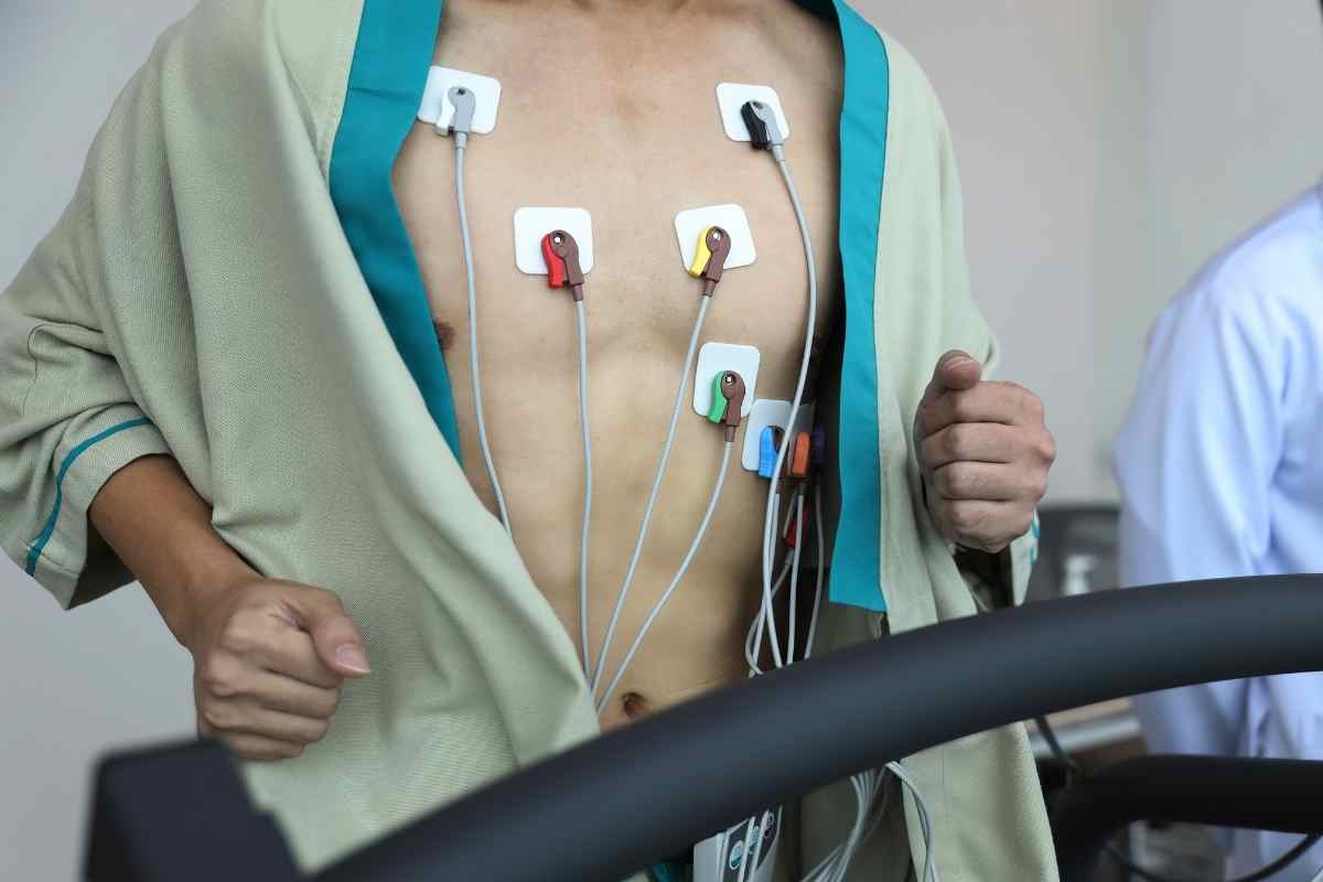 un uomo si sottopone a un elettrocardiogramma sotto sforzo mentre corre su un tapis ruoulant