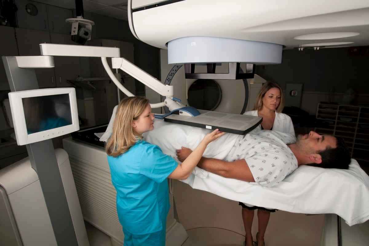 un uomo viene sottoposto a radioterapia per la prostata