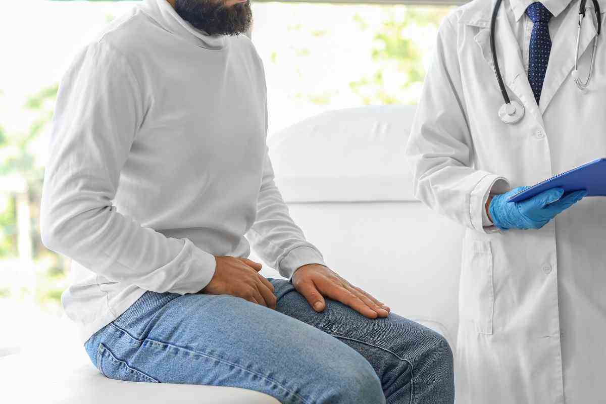 un uomo parla dei suoi problemi a un medico
