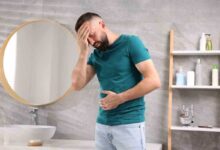 un ragazzo ha mal di pancia e ansia contemporaneamente