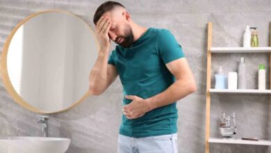 un ragazzo ha mal di pancia e ansia contemporaneamente