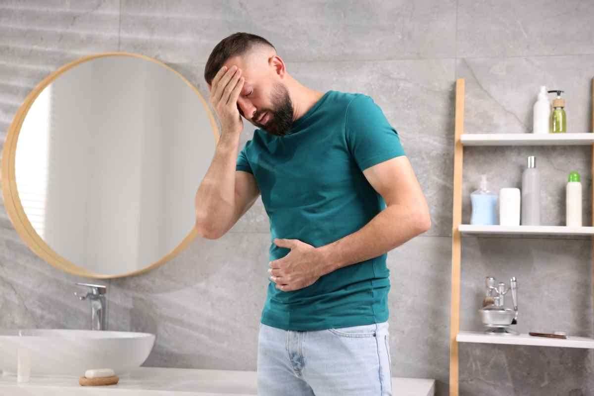 un ragazzo ha mal di pancia e ansia contemporaneamente