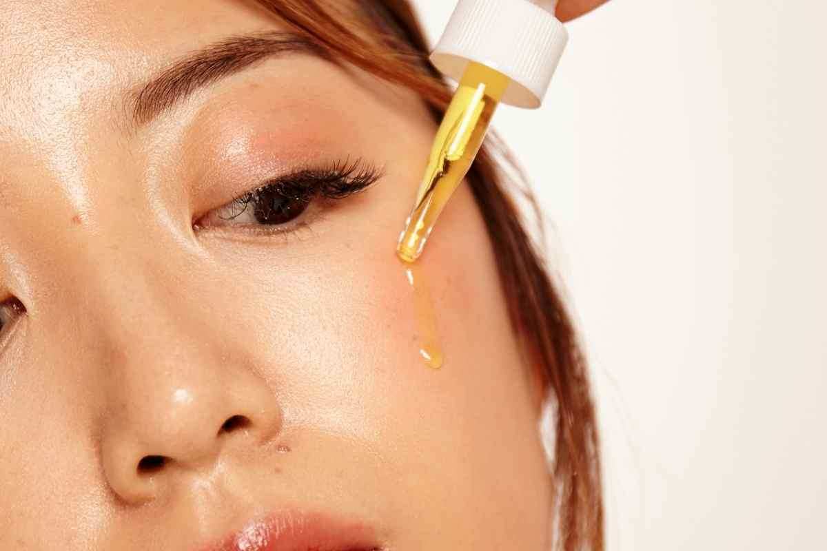 una donna usa un siero alla vitamina c sul viso