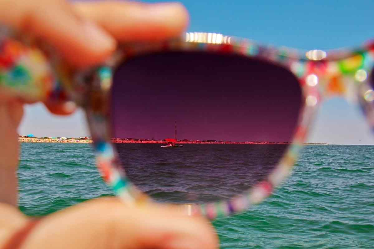 una donna utilizza lenti polarizzate per guardare l'orizzonte