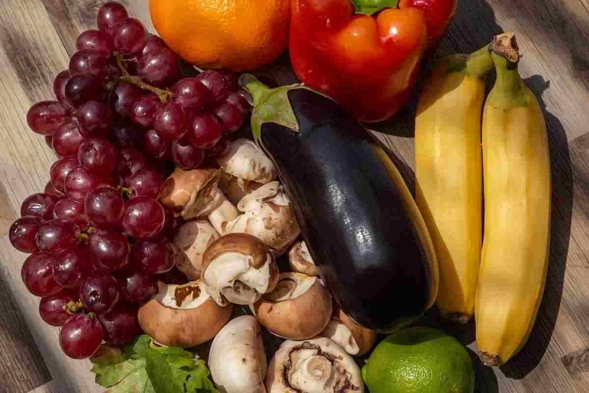 uva banane funghi lime melanzane e peperoni