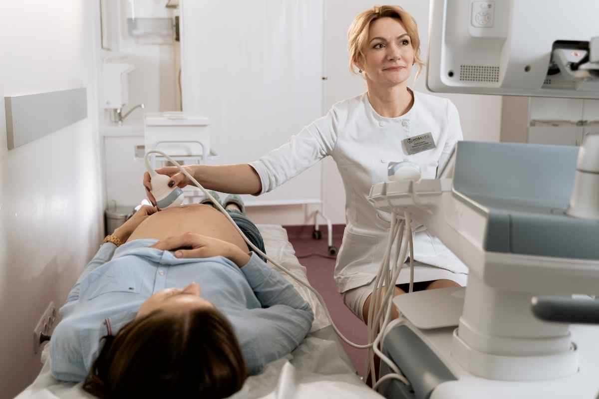una ginecologa esamina una donna in avanzato stato di gravidanza