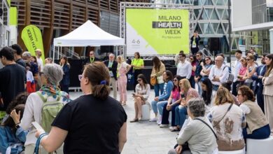un gruppo di persone assiste agli incontri della Milano Health Week