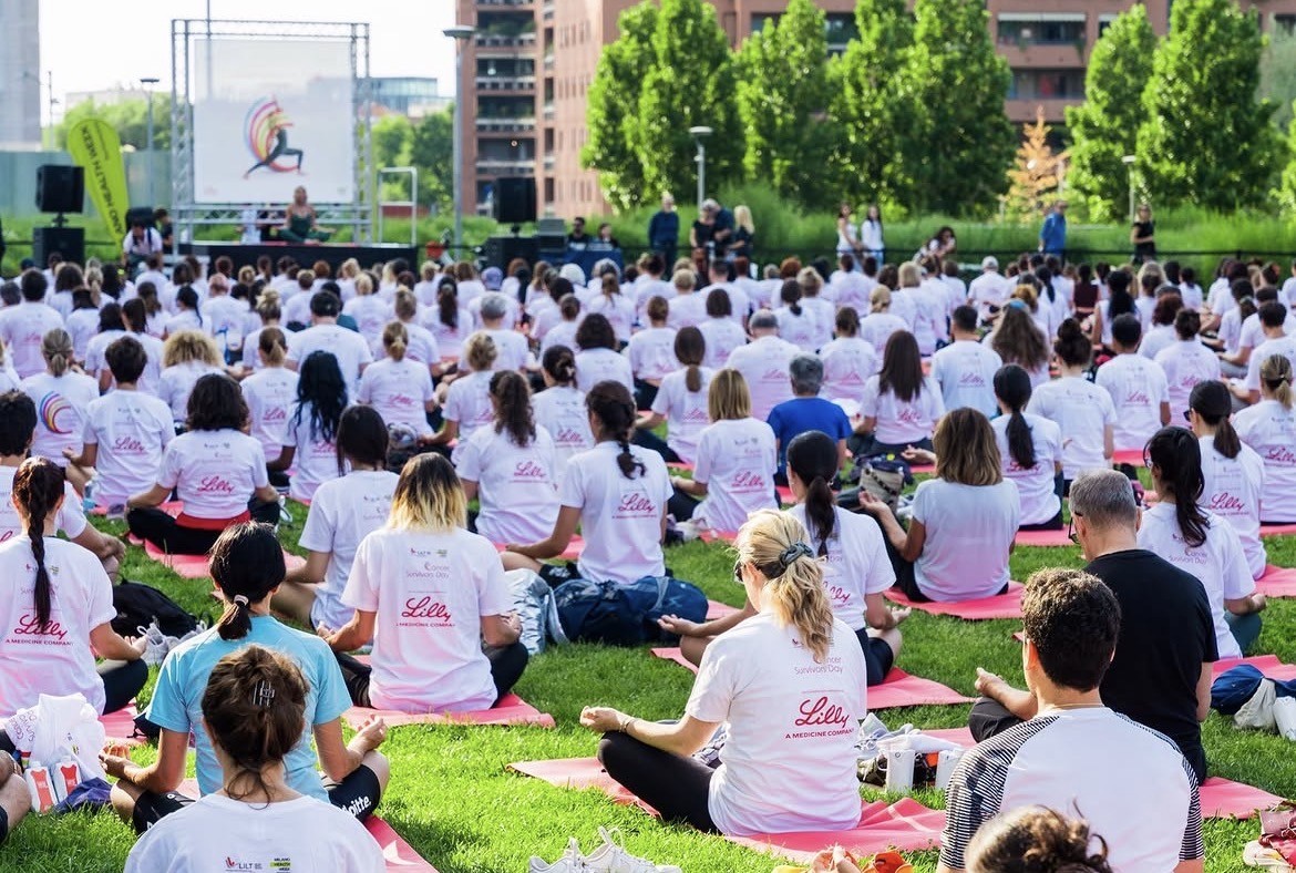 un gruppo di persone partecipa alla lezione di yoga in Portanuova