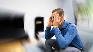 un uomo con vista offuscata in salotto