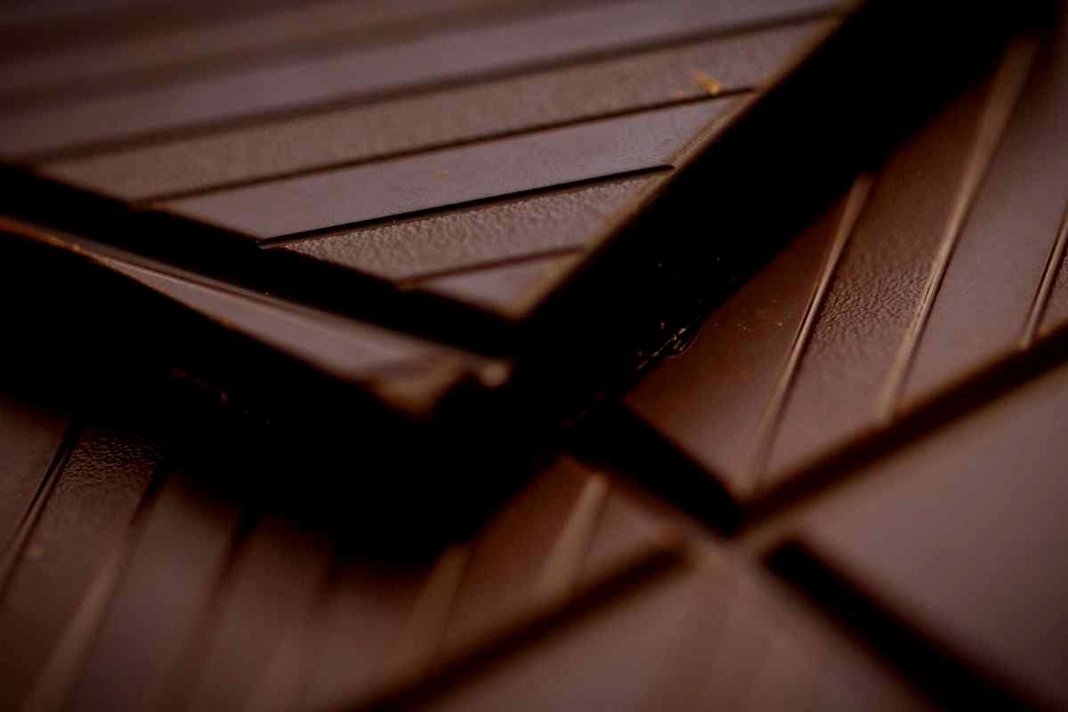 delle tavolette di cioccolato fondente