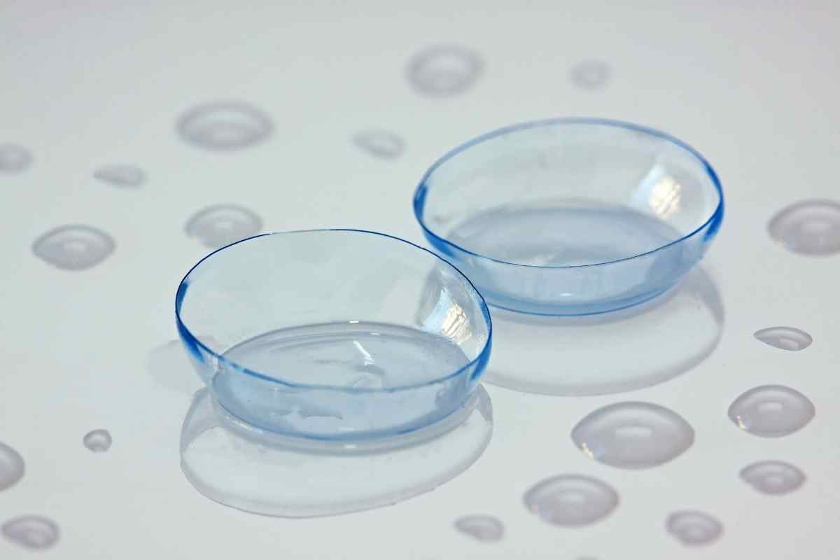due lenti a contatto circondate da gocce di acqua