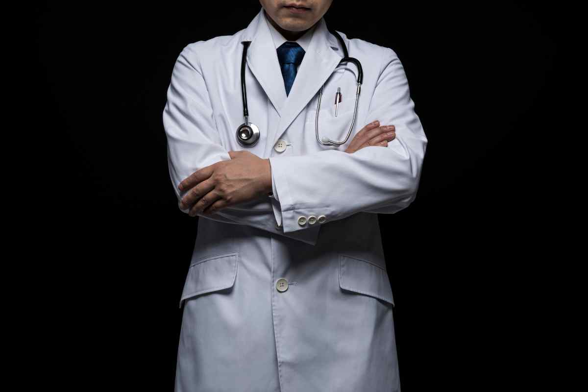 un medico con le braccia conserte