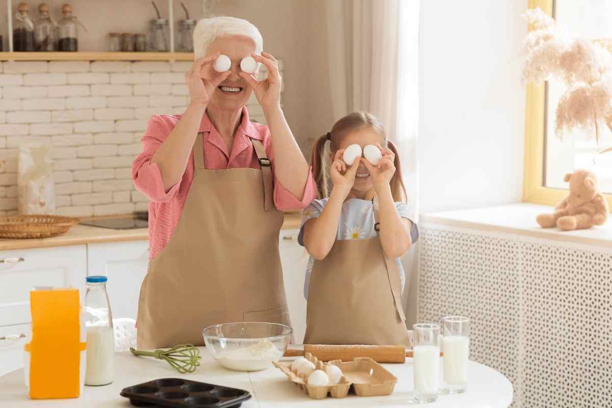 una nonna che cucina insieme alla bambina