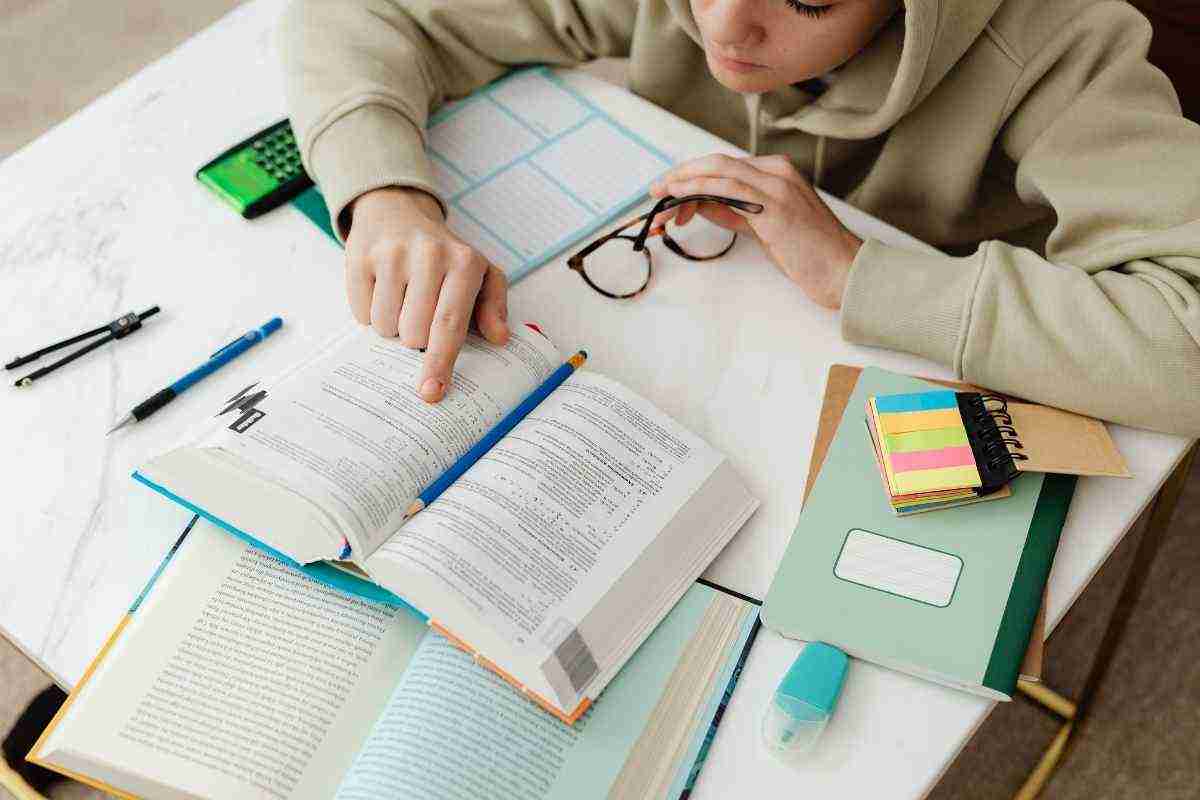 una studentessa alle prese con lo studio per la maturità