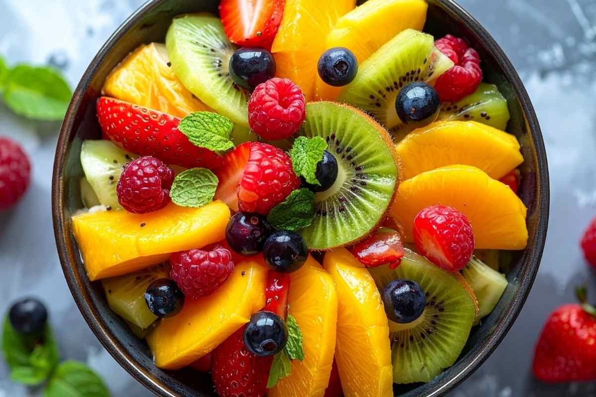 un piatto pieno di frutta tagliata
