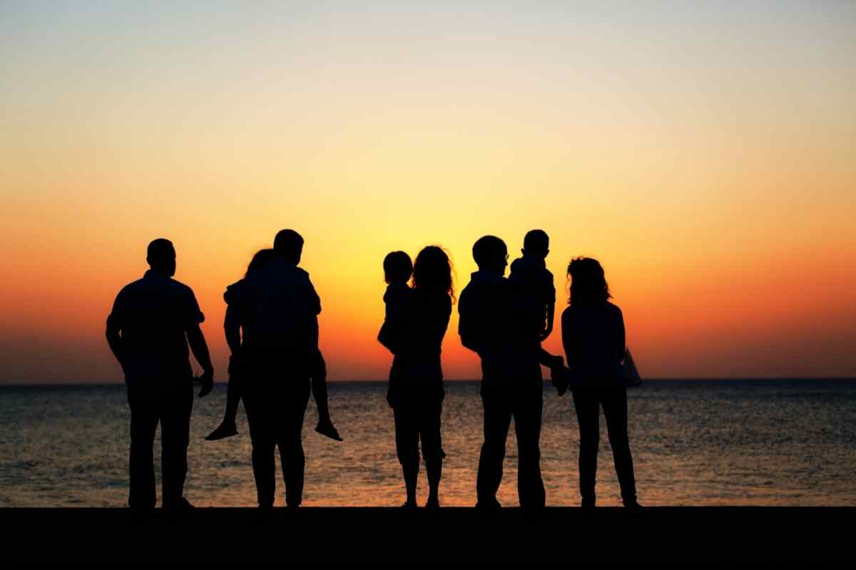 un gruppo di persone guarda il tramonto