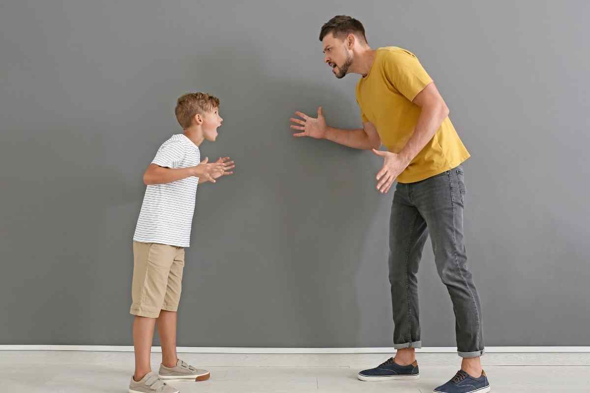 un padre sgrida il figlio