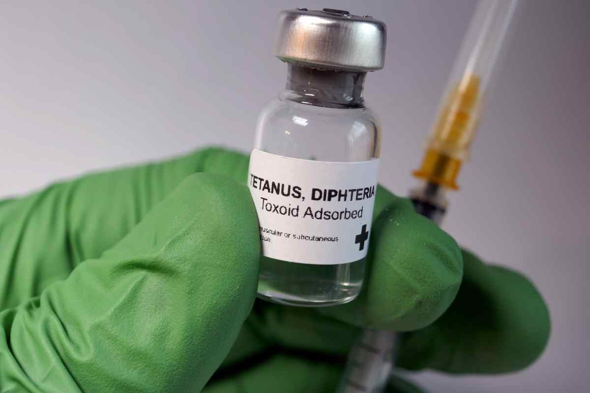 un medico tiene in mano il vaccino contro il tetano