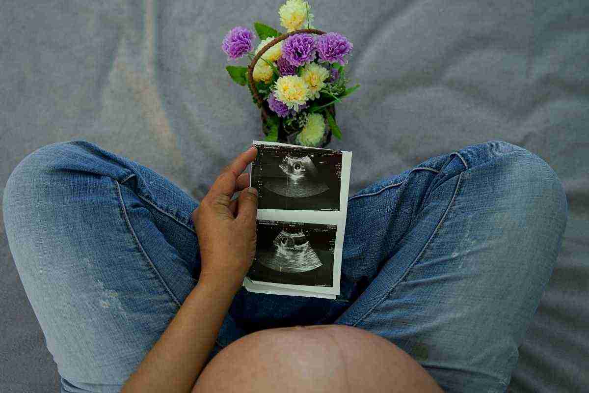 una donna incinta con in mano i risultati dell'ecografia