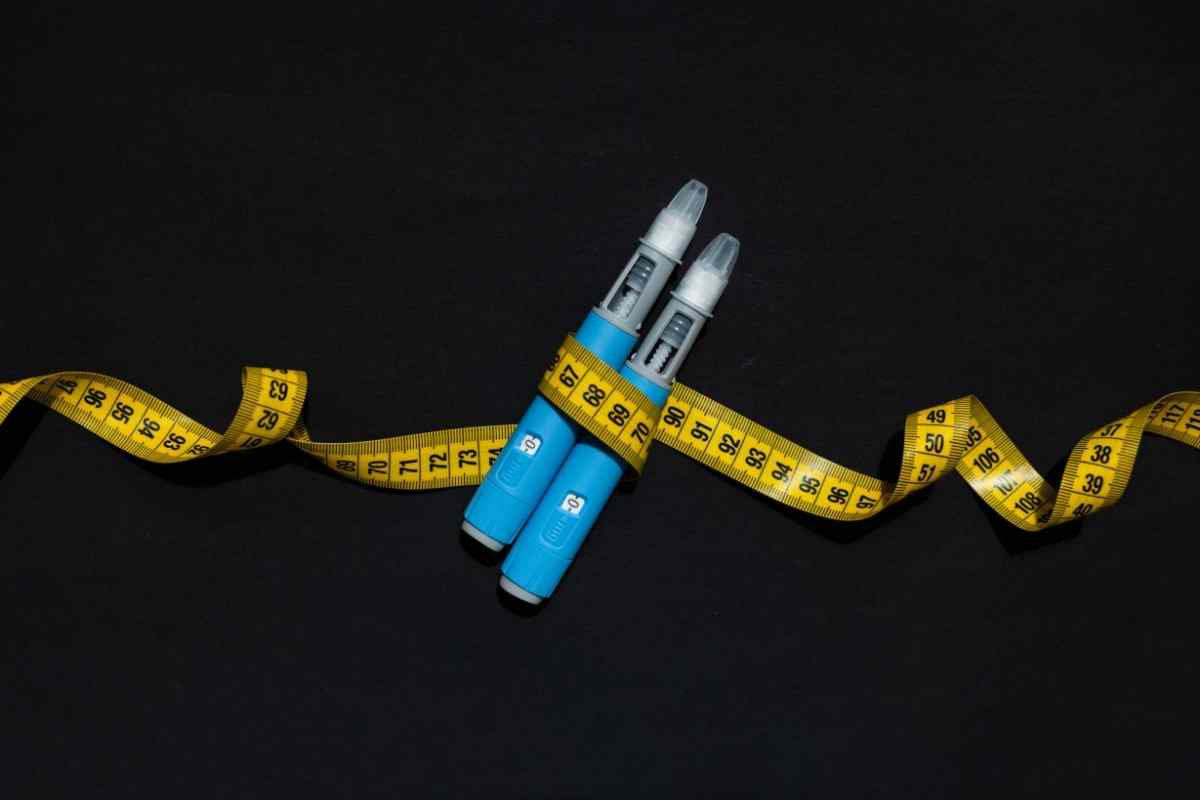 due penne iniettive di semaglutide legate insieme da un centimetro da sarta