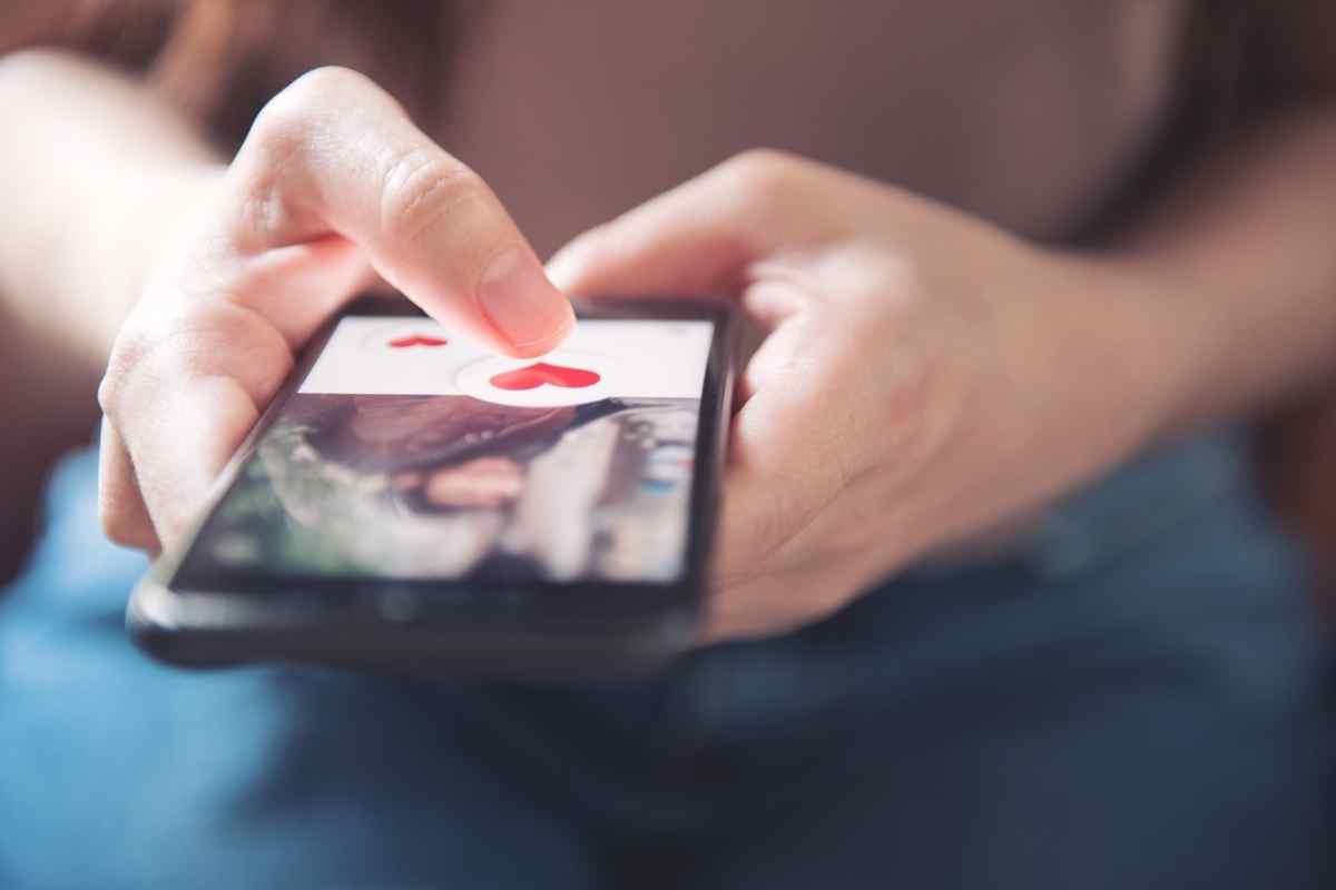 una ragazza chatta su un app di dating