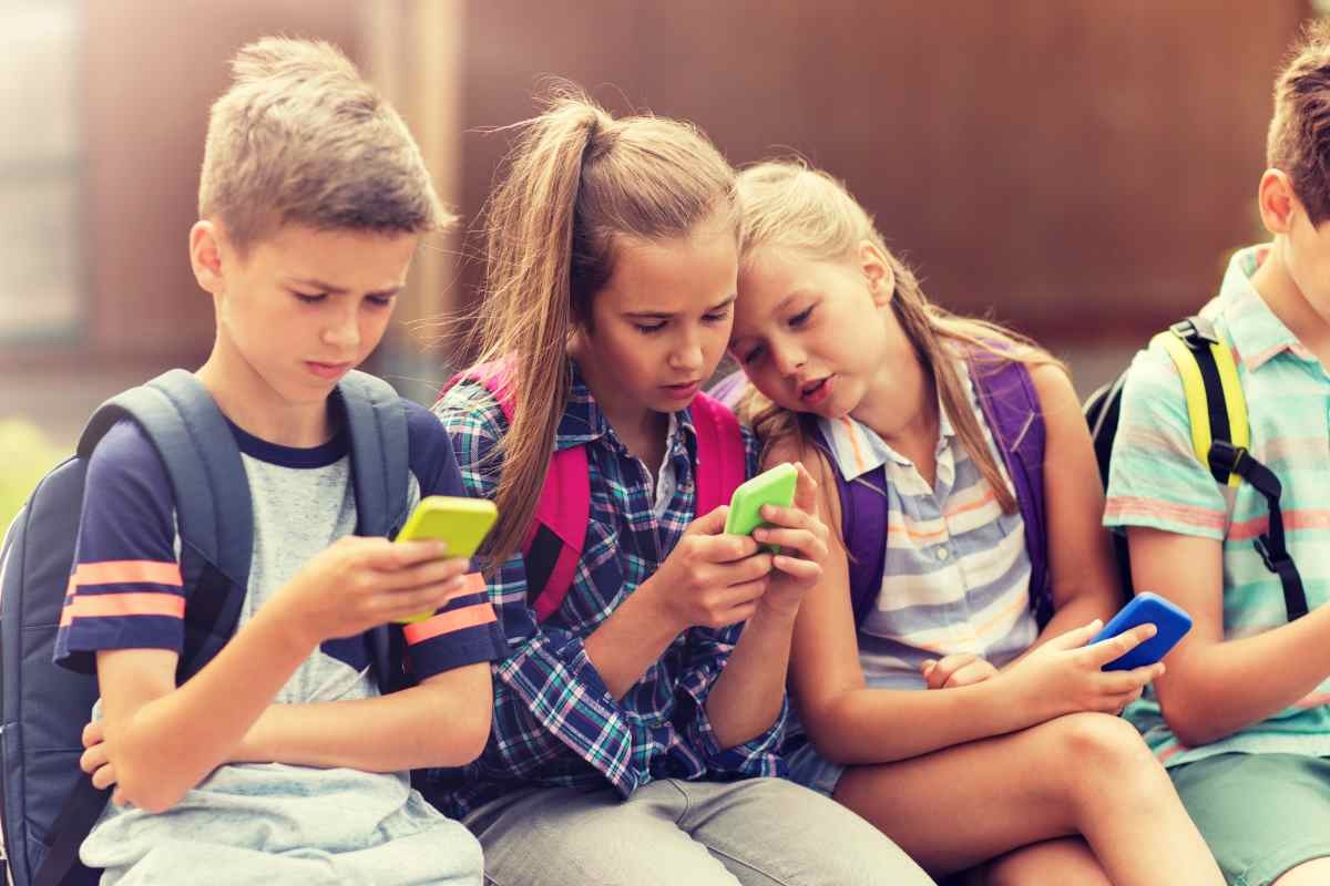 un gruppo di ragazzini guarda il cellulare