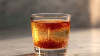 un bicchiere di acqua e zafferano