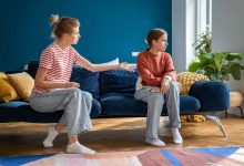 una madre cerca di parlare alla figlia