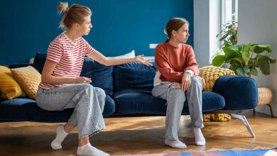 una madre cerca di parlare alla figlia