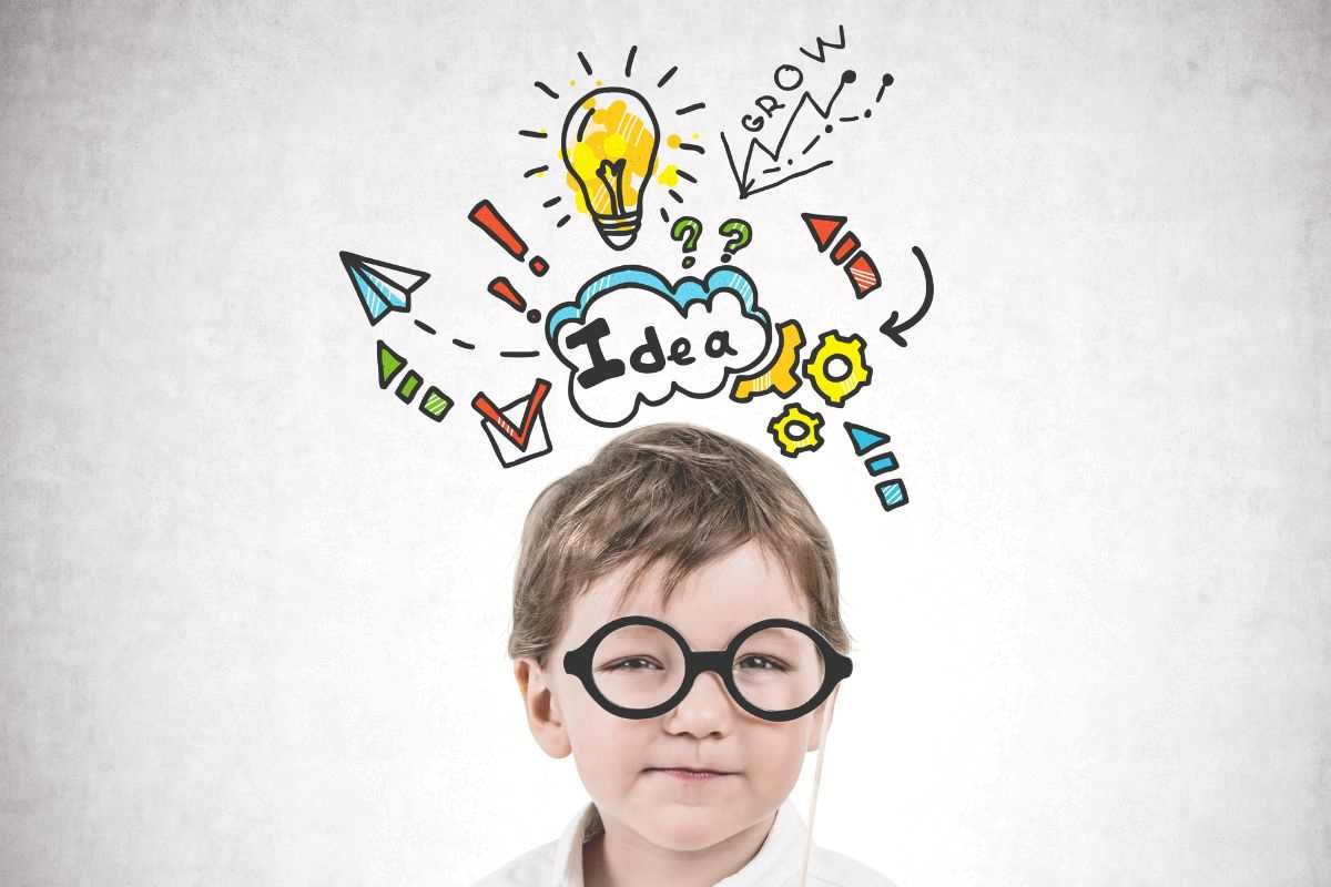 bambino plusdotato che ha tante idee per la testa