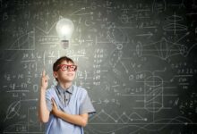 bambino plusdotato davanti a una lavagna piena di calcoli matematici