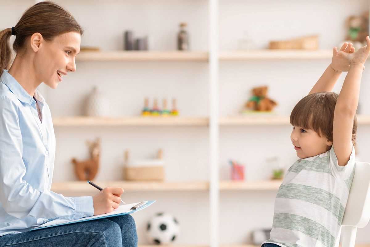 insegnante che fa un colloquio con un bambino plusdotato