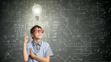 bambino plusdotato davanti a una lavagna piena di calcoli matematici