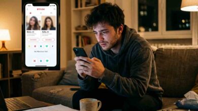 ragazzo disperato mentre chatta su un app di dating