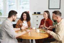 quattro amici bevono il caffè dopo pranzo