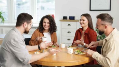 quattro amici bevono il caffè dopo pranzo