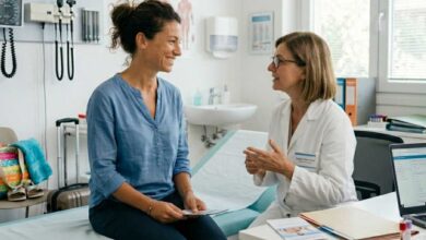 donna che si sottopone a un check-up completo in un ambulatorio medico con dottoressa che illustra gli esami