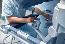 chirurgo che usa il robot in sala operatoria per eseguire intervento chirurgico
