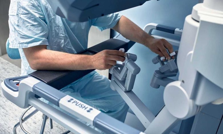 chirurgo che usa il robot in sala operatoria per eseguire intervento chirurgico