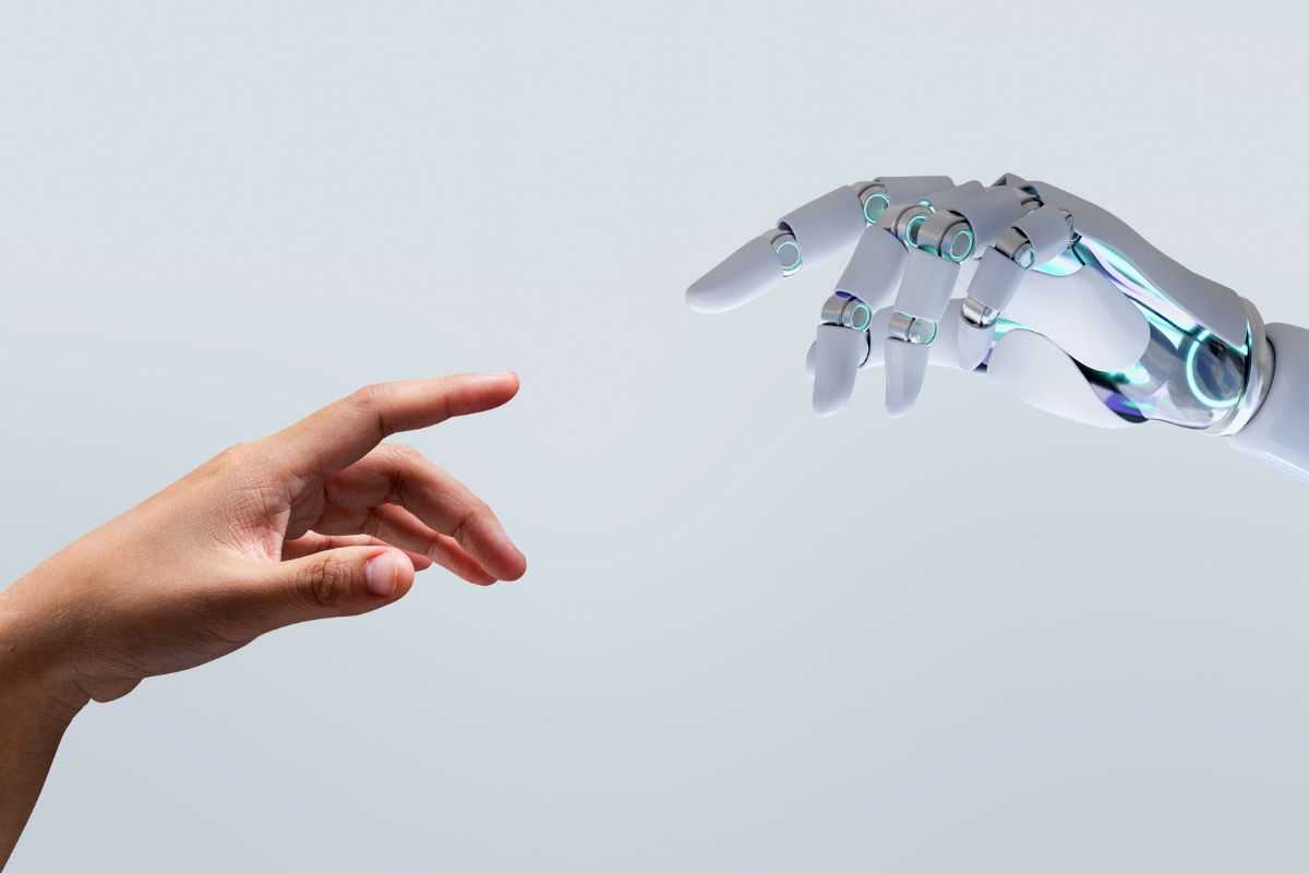 mano umana che si avvicina con l'indice a una mano robotica per concetto di chirurgia robotica avanzata e telechirurgia Roma-Pechino
