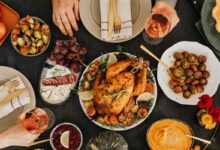 un insieme di alimenti su una tavola